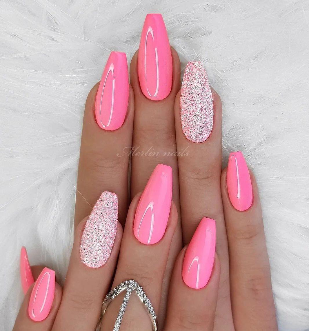 Diese 20+ bunten Nageldesigns prägen den Trend 2023