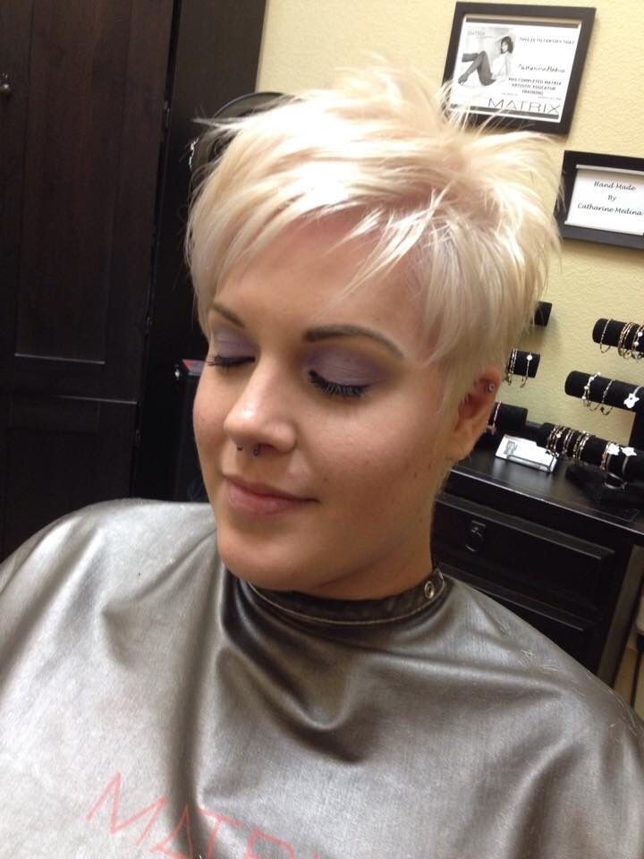 Kurze Frisuren für verführerische Frauen