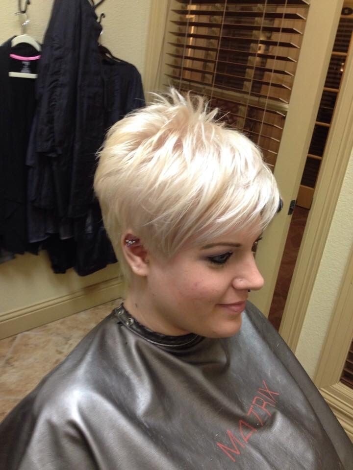 Kurze Frisuren für verführerische Frauen