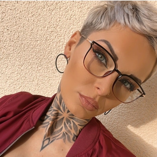 Kurzhaarfrisur ideal beim Tragen einer Brille