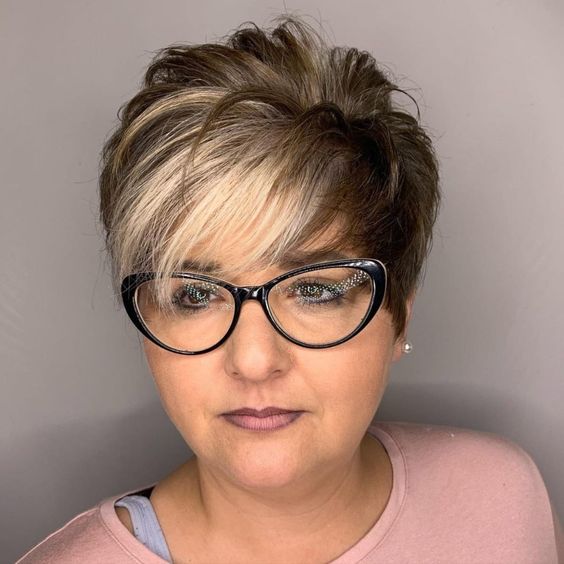 Bob Haarschnitt -Styling -Anweisungen Frisiaeck und tolles Aussehen