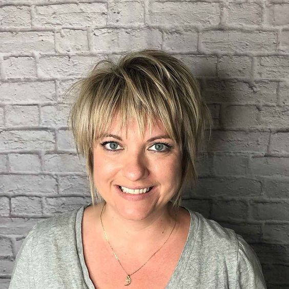 Bob Haarschnitt -Styling -Anweisungen Frisiaeck und tolles Aussehen