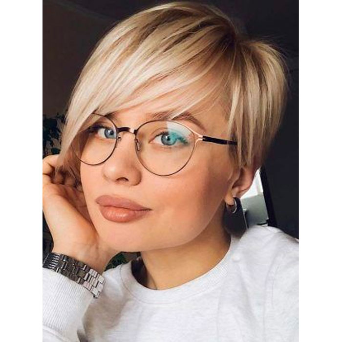 Kurzhaarfrisur ideal beim Tragen einer Brille