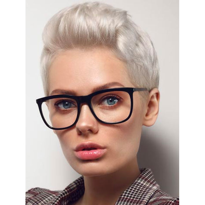 Kurzhaarfrisur ideal beim Tragen einer Brille