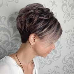 Braune Haarvertiefung mit Rot