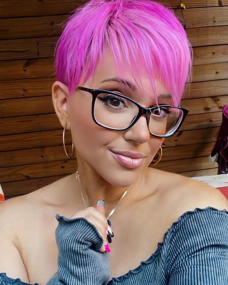 Kurzhaarfrisur ideal beim Tragen einer Brille