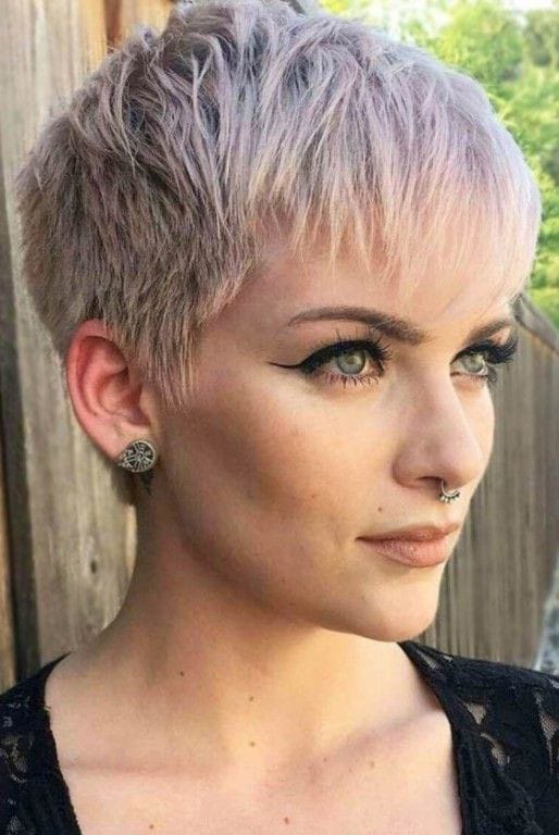 +20 faszinierende Kurzhaarschnitte für Frauen über 50