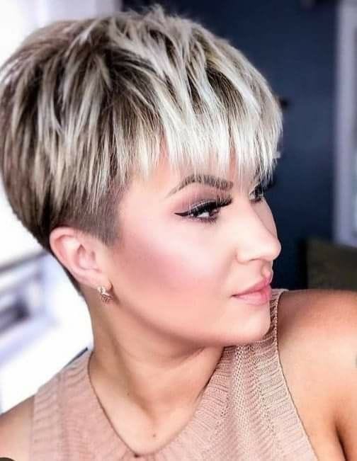 Kurze Frisuren, die Fast Mut Darstelle