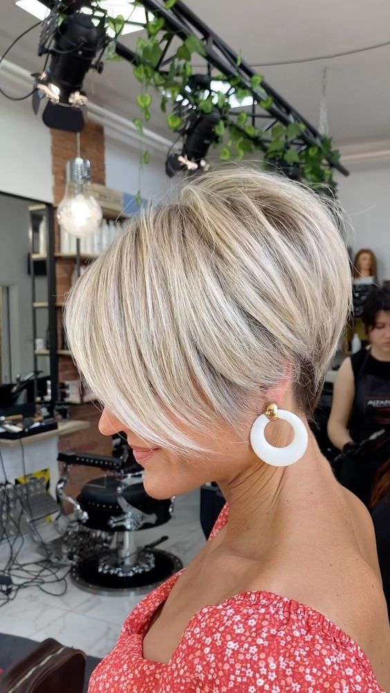Kurze Frisuren für über 50 mit einer chiffigen Haltung