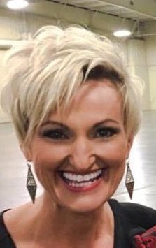 Kurze Frisuren für über 50 mit einer chiffigen Haltung