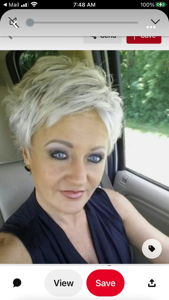 Kurze Frisuren für über 50 mit einer chiffigen Haltung