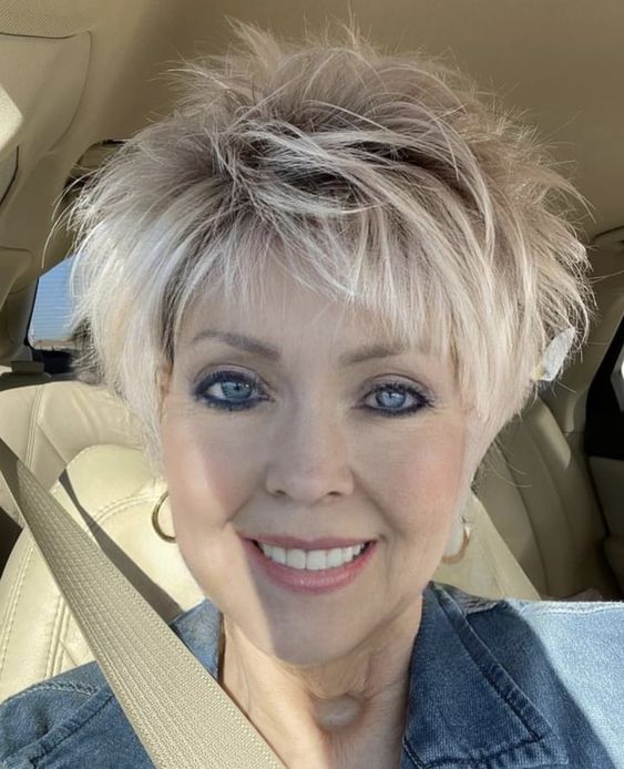 Kurze Frisuren für über 50 mit einer chiffigen Haltung