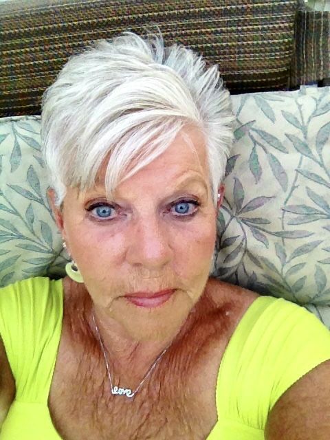 Kurze Frisuren für über 50 mit einer chiffigen Haltung