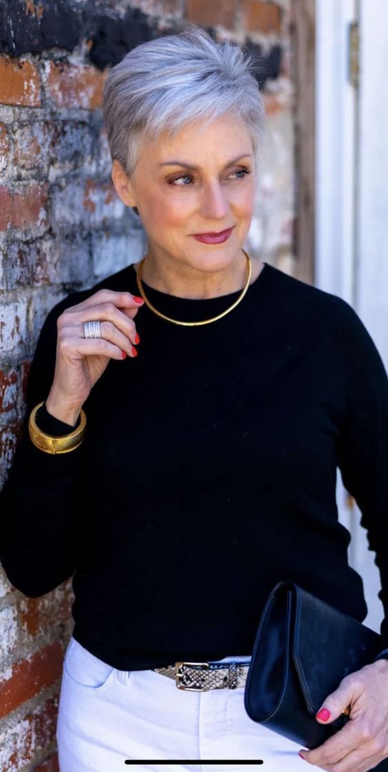 Kurze Frisuren für über 50 mit einer chiffigen Haltung