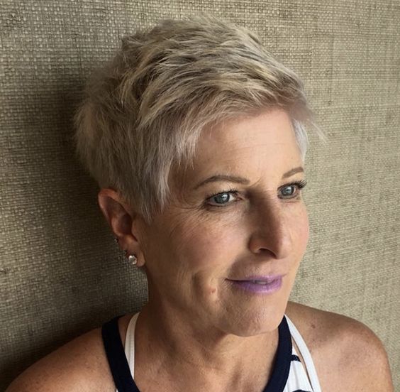 Kurze Frisuren für über 50 mit einer chiffigen Haltung