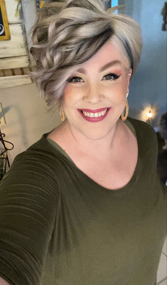 Kurze Frisuren für über 50 mit einer chiffigen Haltung