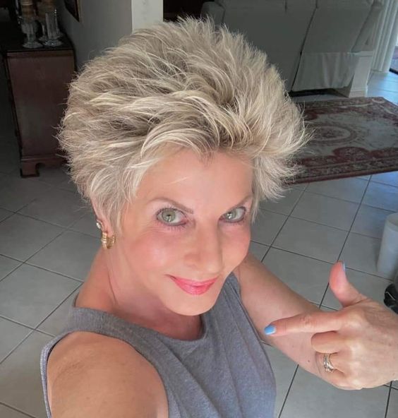 Kurze Frisuren für über 50 mit einer chiffigen Haltung