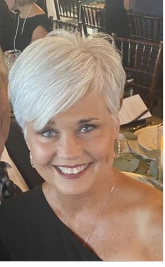 Kurze Frisuren für über 50 mit einer chiffigen Haltung