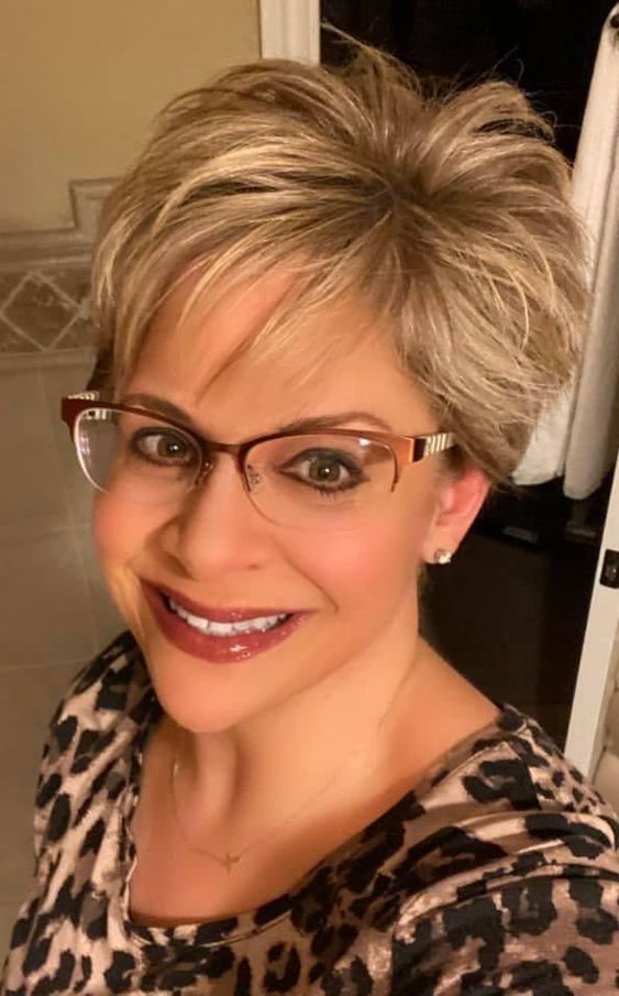 Kurze Frisuren für über 50 mit einer chiffigen Haltung