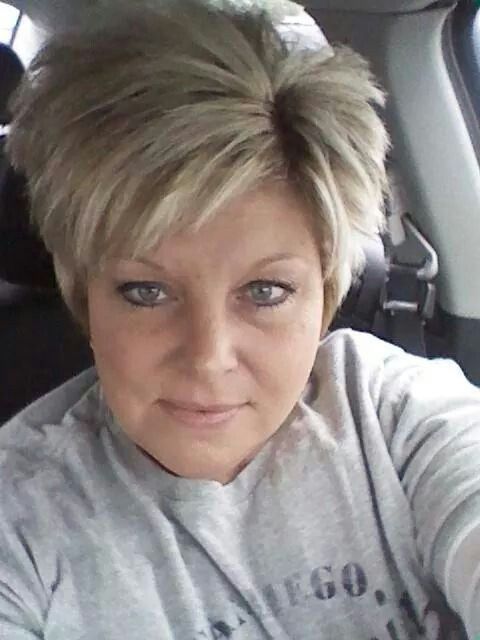 Kurze Frisuren für über 50 mit einer chiffigen Haltung