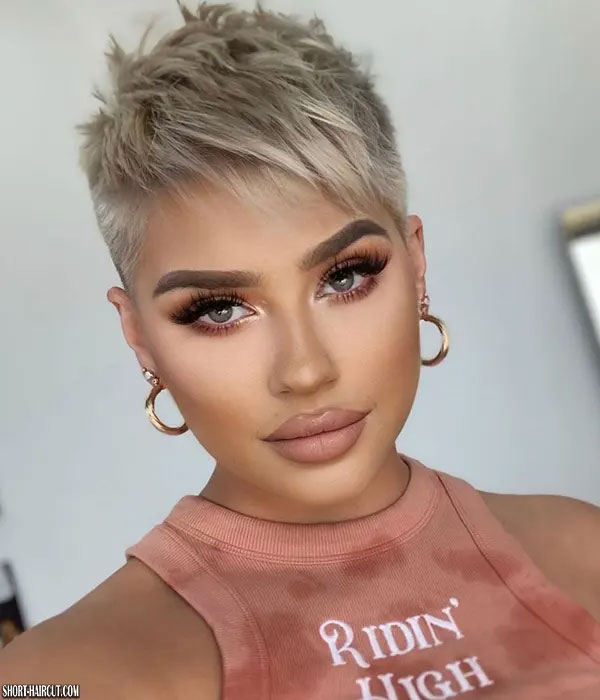 Kurze Frisuren, die Fast Mut Darstelle