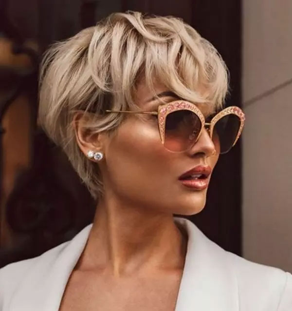 Kurze Frisuren, die Fast Mut Darstelle
