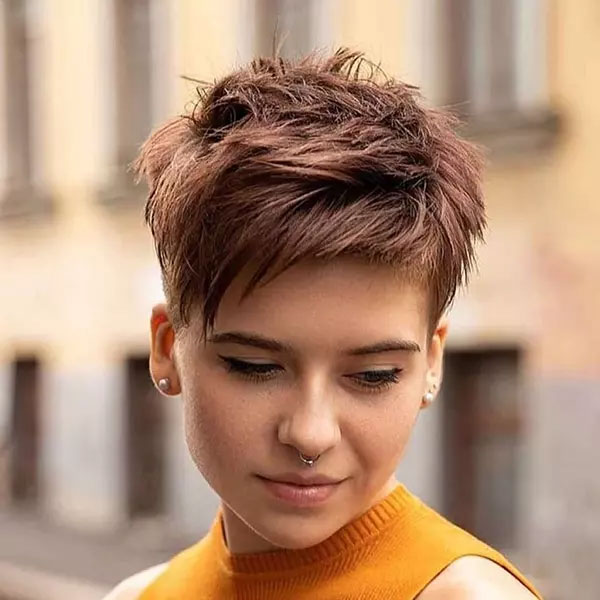 Kurze Frisuren, die Fast Mut Darstelle
