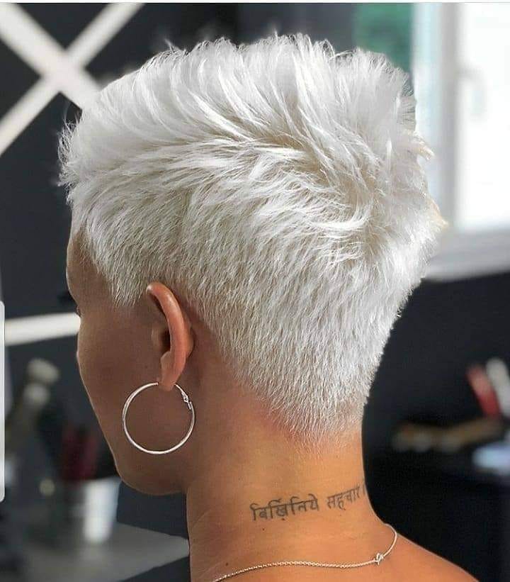 Graues Haar 20x Tauchschnitte, die sich auch als super hip erweisen