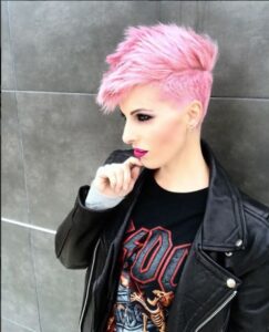 20 glamouröse kurze Frisuren in rosa und lila Farben