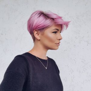 20 glamouröse kurze Frisuren in rosa und lila Farben