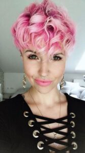 20 glamouröse kurze Frisuren in rosa und lila Farben