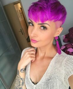 20 glamouröse kurze Frisuren in rosa und lila Farben