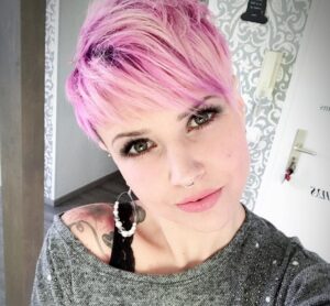 20 glamouröse kurze Frisuren in rosa und lila Farben