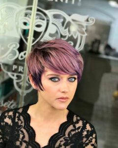 20 glamouröse kurze Frisuren in rosa und lila Farben