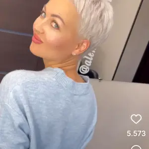 „Entdecke Diese 15 Traumhaften Kompaktfrisuren für Deine Reise!“