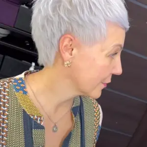 „Entdecke Diese 15 Traumhaften Kompaktfrisuren für Deine Reise!“