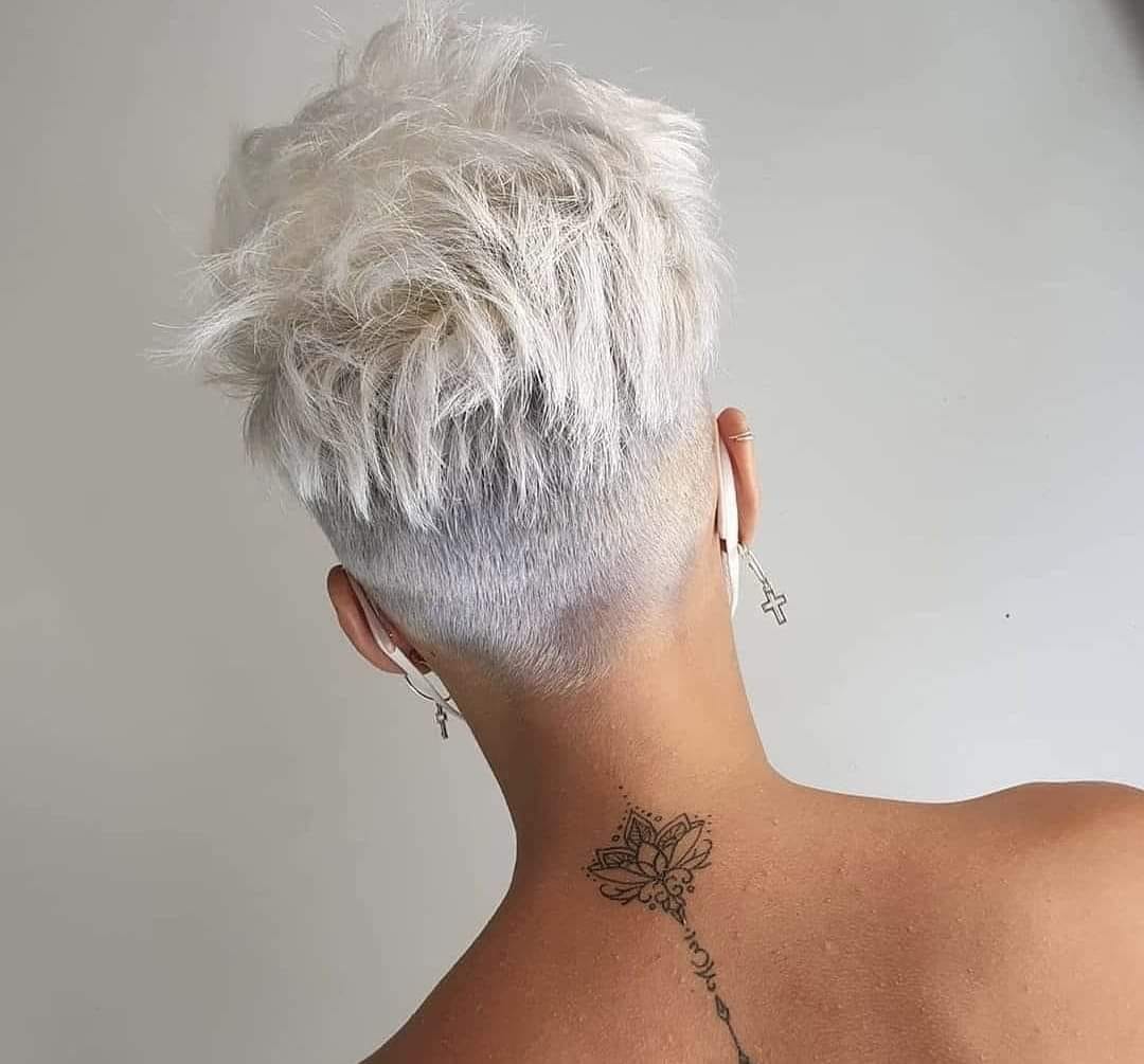 Kurze Frisuren für verführerische Frauen Entdecke die wahre Verführung: Kurze Frisuren für verführerische Frauen.