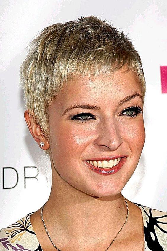 Zeitlose Schönheit: 18 verjüngende Pixie-Bob Schnitte