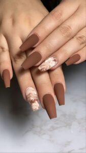 Geometrische Herbstnageldesigns