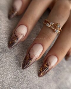 Geometrische Herbstnageldesigns