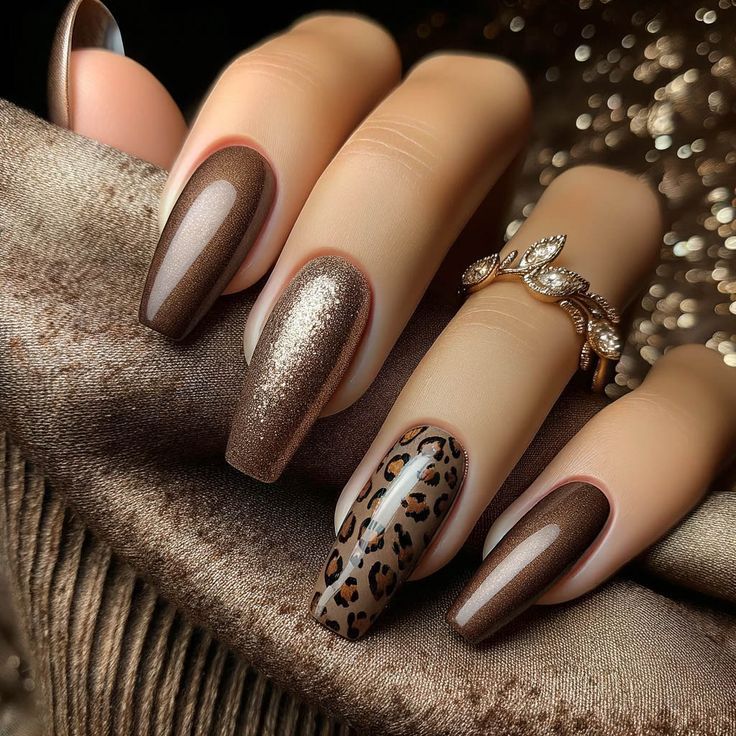 Herbst-Nageldesigns mit Leopardenmuster