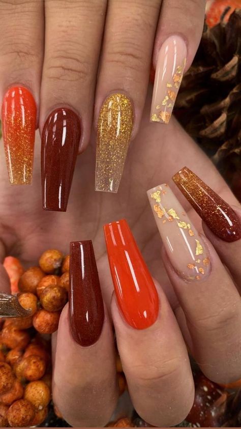 Glänzendes Nageldesign in verbranntem Orange und Braun