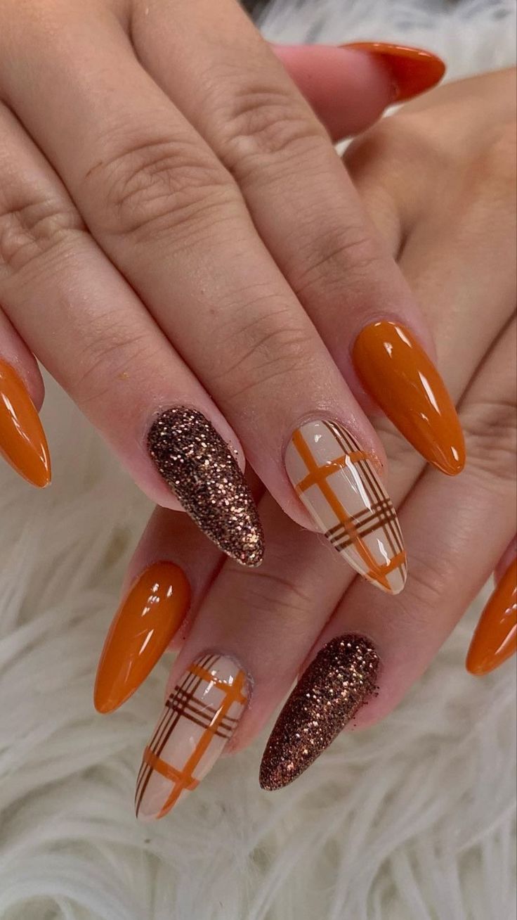 Glänzendes Nageldesign in verbranntem Orange und Braun