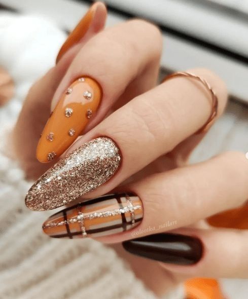 Glänzendes Nageldesign in verbranntem Orange und Braun