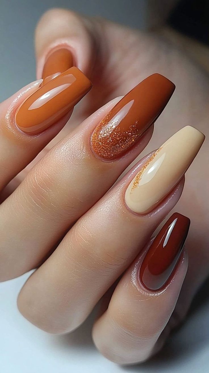 Glänzendes Nageldesign in verbranntem Orange und Braun