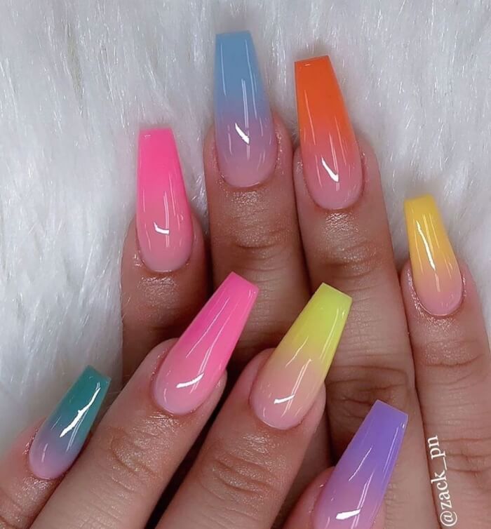 Mehrfarbiges Nageldesign