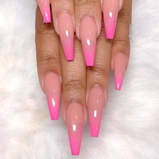 Nude pinke kurze Fingernägel mit französischer Spitze