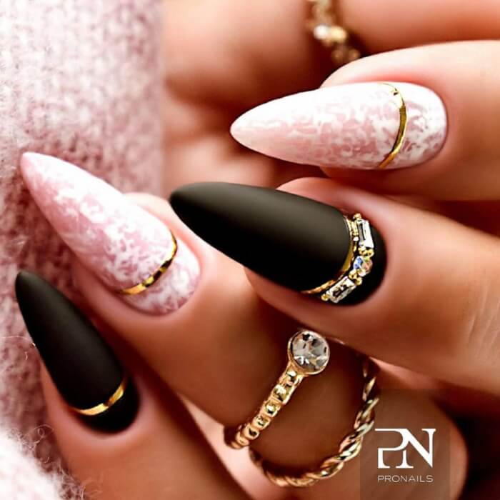 Dunkleres Nageldesign in Pastell