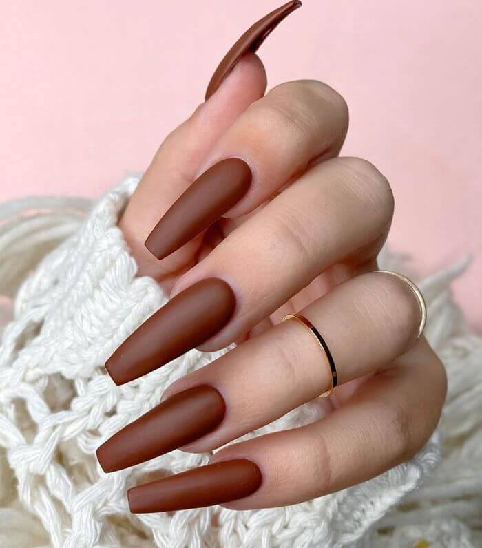 Nude pinke kurze Fingernägel mit französischer Spitze