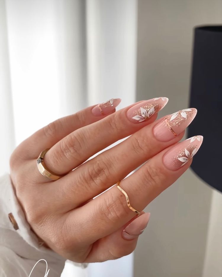 Seitliche Spitzen mit floralen Akzenten, Nageldesign